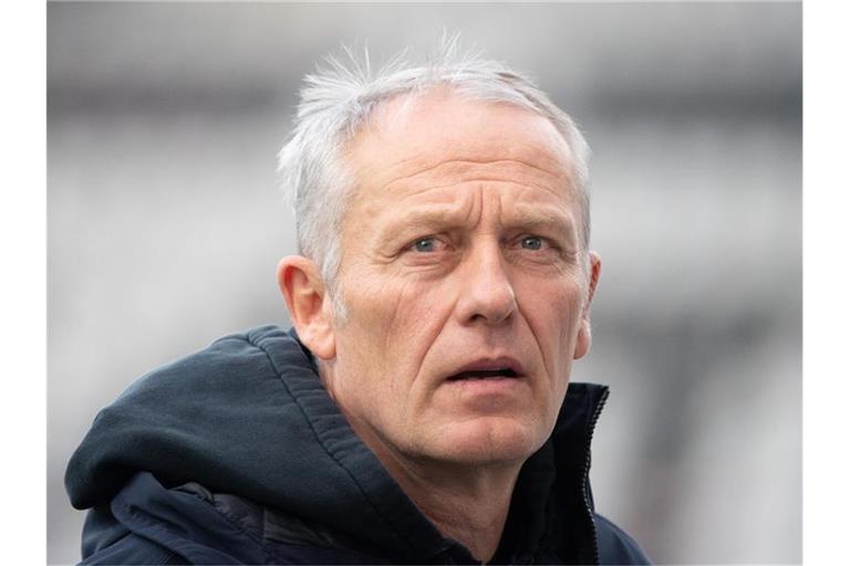 Christian Streich gibt vor dem Spiel ein Interview. Foto: Sebastian Gollnow/dpa/Archivbild