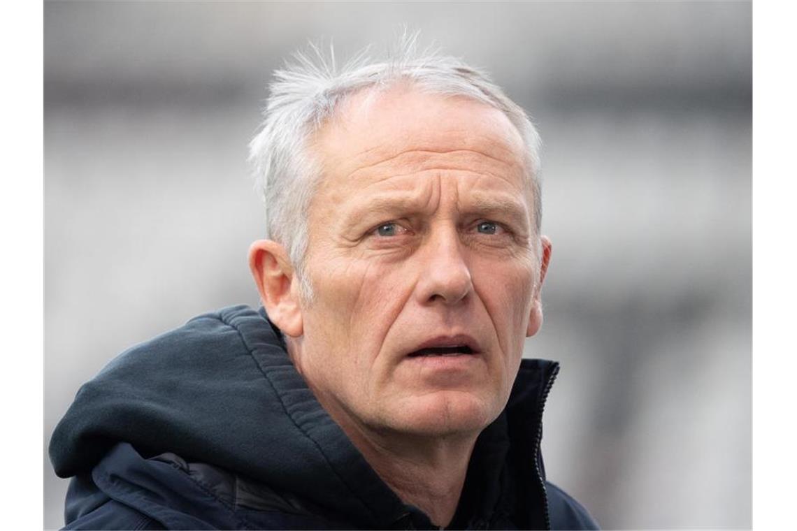 Christian Streich gibt vor einem Spiel ein Interview. Foto: Sebastian Gollnow/dpa/Archivbild