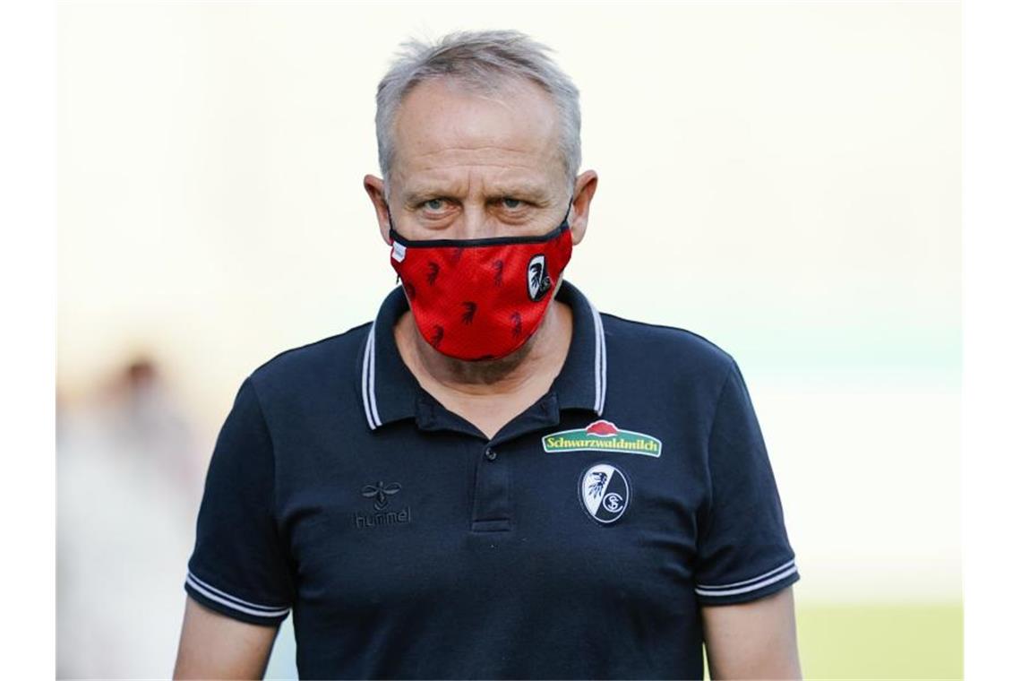 Christian Streich kommt ins Stadion. Foto: Uwe Anspach/dpa