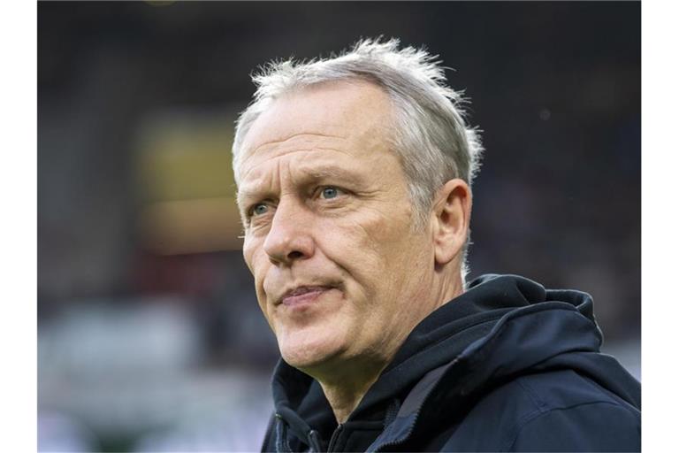 Christian Streich steht am Spielfeldrand. Foto: David Inderlied/dpa/Archivbild