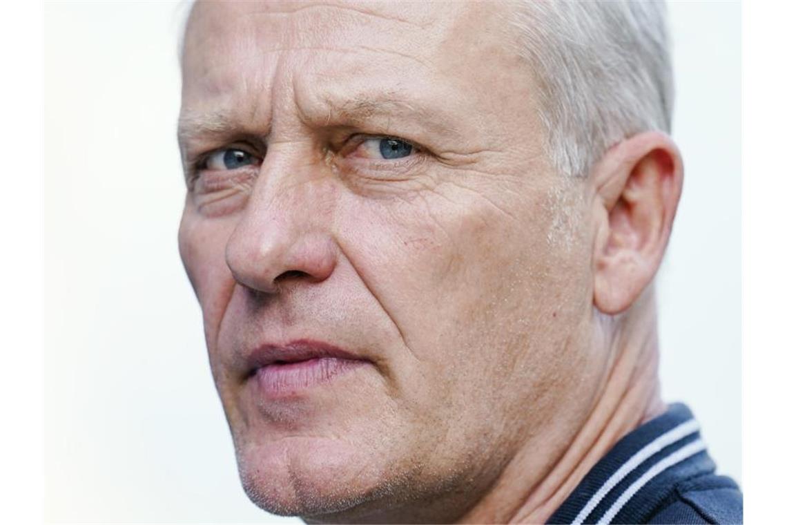 SC Freiburg lässt vier Talente weiter mit Profis trainieren Christian Streich steht im Stadion. Foto: Uwe Anspach/dpa/Archivbild