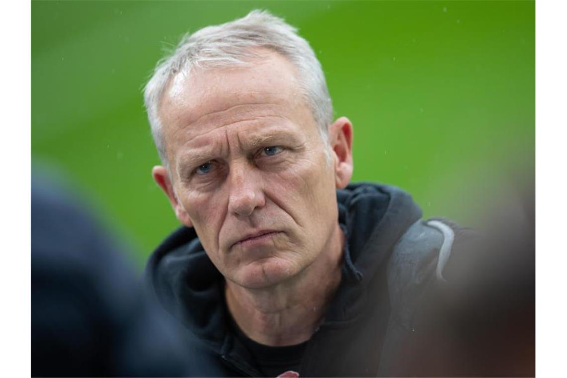 Geisterspiele frustrieren Freiburg-Trainer Streich Christian Streich steht vor einem Spiel im Stadion. Foto: Tom Weller/dpa/Archivbild