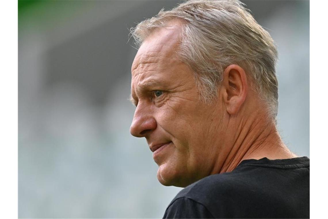 Christian Streich, Trainer des SC Freiburg, wartet auf den Beginn des Spiels. Foto: Sascha Steinbach/epa Pool/dpa