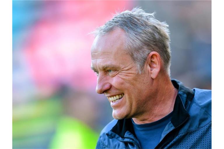 Christian Streich, Trainer vom SC Freiburg, lächelt. Foto: Uwe Anspach/dpa