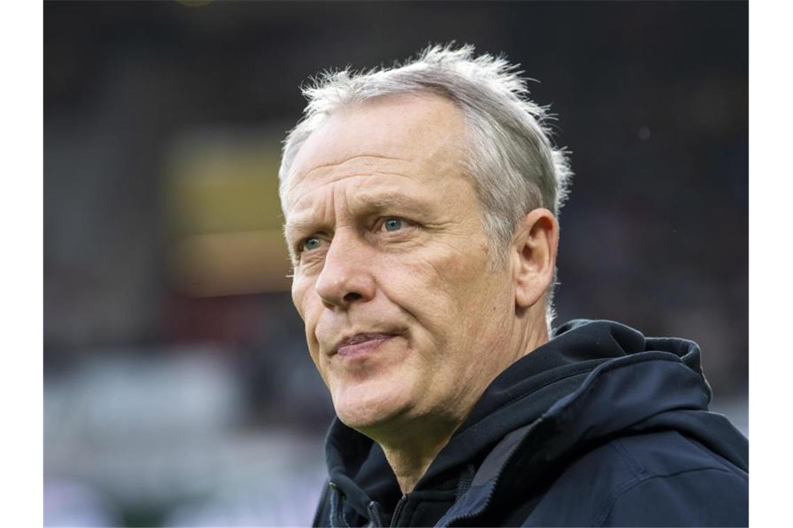 Christian Streich, Trainer von SC Freiburg, schaut in die Runde. Foto: David Inderlied/dpa