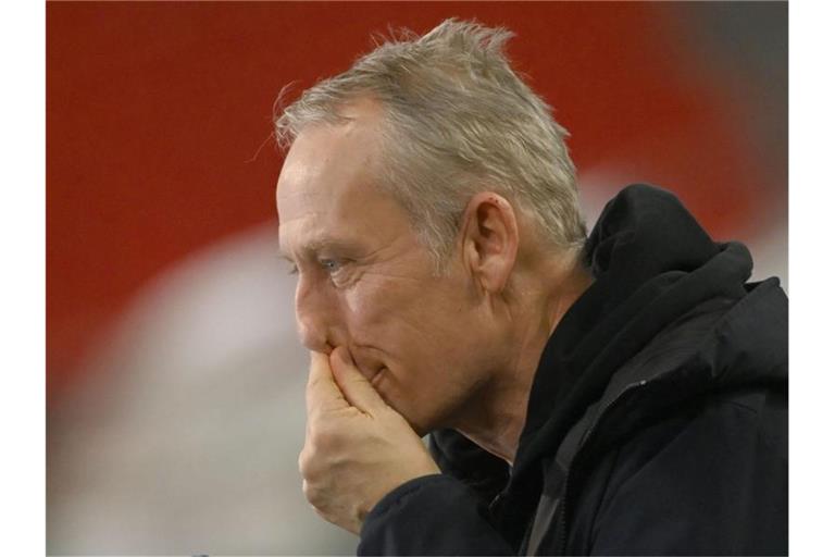 Christian Streich vor einem Spiel. Foto: Marijan Murat/dpa/Archivbild