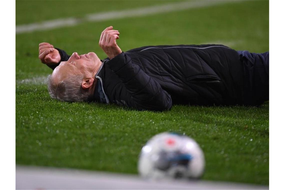 Handballbund kritisiert Disziplinproblem im Fußball Christian Streichk, Trainer beim SC Freiburg, liegt an der Seitenlinie am Boden. Foto: Patrick Seeger/dpa/Archivbild
