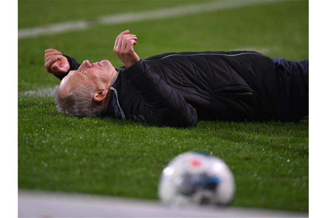 Christian Streichk, Trainer beim SC Freiburg, liegt an der Seitenlinie am Boden. Foto: Patrick Seeger/dpa/Archivbild