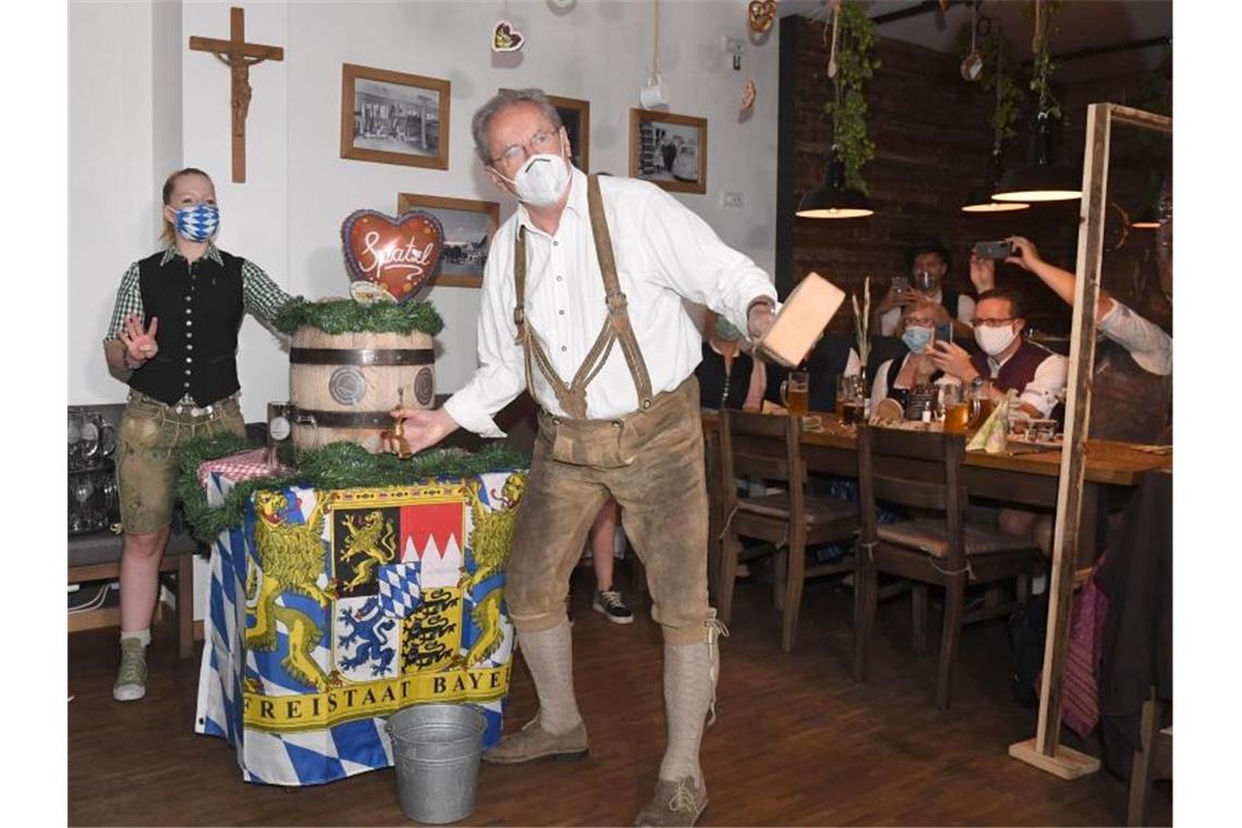 „Ozapft“ wird auch ohne Oktoberfest Christian Ude ist der Anzapf-König. Foto: Felix Hörhager/dpa