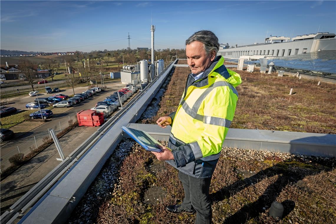 Christian Vockel ist beim Automobilzulieferer Stoba für das Energiemanagement zuständig. Mit dem Blockheizkraftwerk im Hintergrund deckt die Backnanger Firma ihren Wärmebedarf, die Stromproduktion aus Erdgas ist aber zu teuer geworden.Foto: Alexander Becher