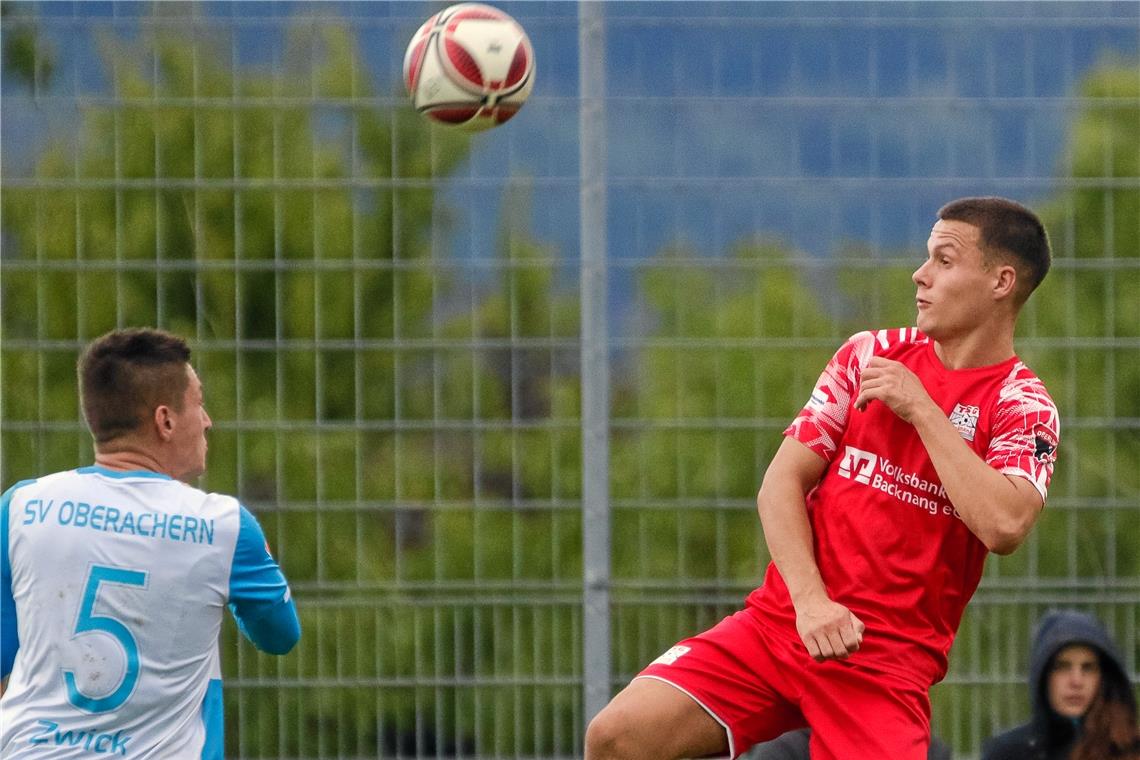 Fußballer der TSG Backnang feiern ersten Auswärtserfolg der Saison Christian Weiller (rechts) hat für den Führungstreffer der TSG gesorgt. Foto: Eibner