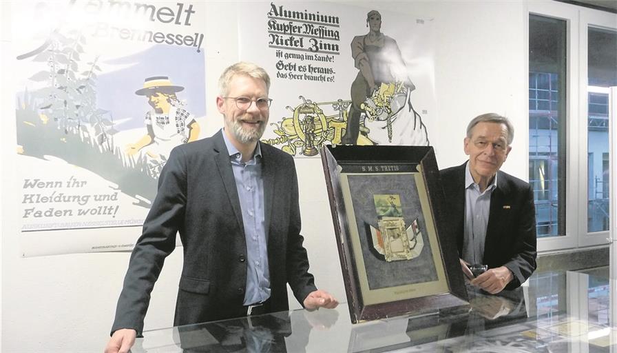 Christian Westerhoff (links), Leiter der Bibliothek für Zeitgeschichte, und Roland Idler mit dem Bild, das an die Dienstzeit von Idlers Vater bei der Kriegsmarine erinnert. Fotos: A. Fechter (1), R. Idler (2)