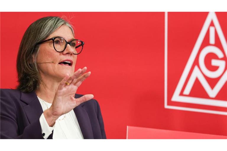 Christiane Benner, die Vorsitzende der IG Metall, nimmt sich den Audi-Chef Döllner vor.