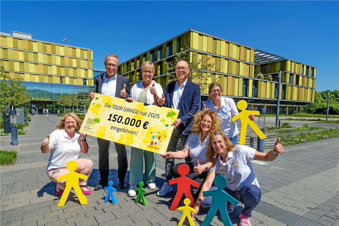 Christiane Eichenhofer (Mitte) überreicht den Spendenscheck an Klinikleiter Christian Schliep (hinten rechts), Chefarzt Ralf Rauch (links) und den Bunten Kreis. Foto: Michael Fuchs