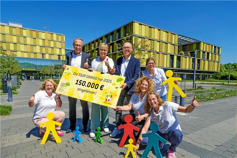 Christiane Eichenhofer (Mitte) überreicht den Spendenscheck an Klinikleiter Christian Schliep (hinten rechts), Chefarzt Ralf Rauch (links) und den Bunten Kreis. Foto: Michael Fuchs