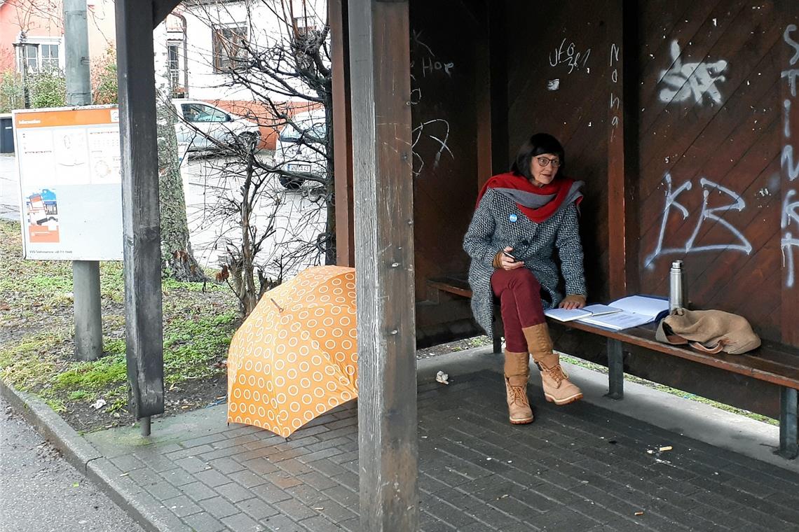 Christiane Fuchs bei einem Gespräch an einer überdachten Bushaltestelle. Foto: Paulinenpflege