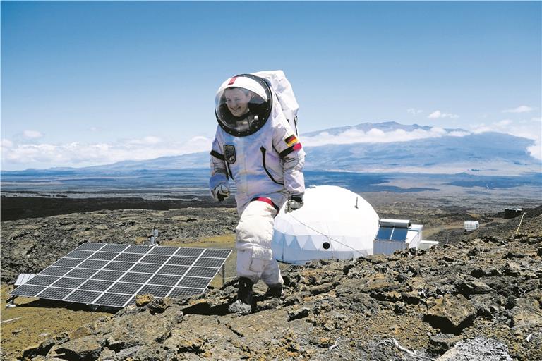 Christiane Heinicke im Astronauten-Anzug bei einem Außeneinsatz auf Hawaii. Foto: CJohnston