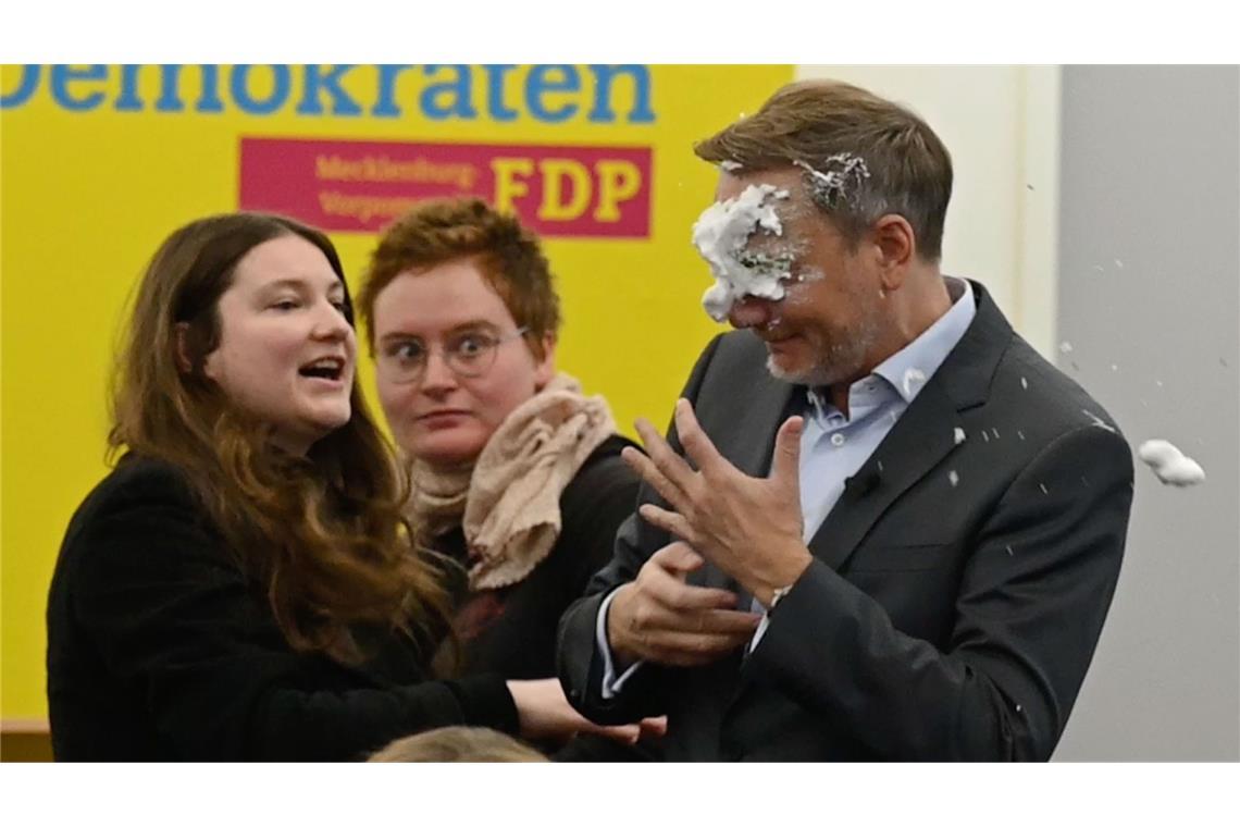 Linksjugend verteidigt Tortenwurf auf Christian Lindner Christiane Kiesow (Linke) hat Christian Lindner (FDP) vor laufenden Kameras mit einer Schaumtorte beworfen.