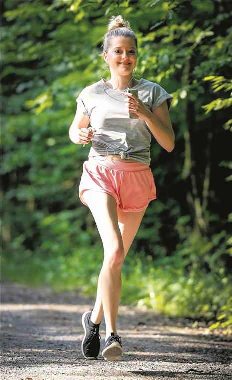 Raus aus den Federn und ab zum Sport Christiane Mühlnikel läuft vor allem aus Spaß, Jörg Bauer bereitet sich auf Triathlon-Wettkämpfe vor.