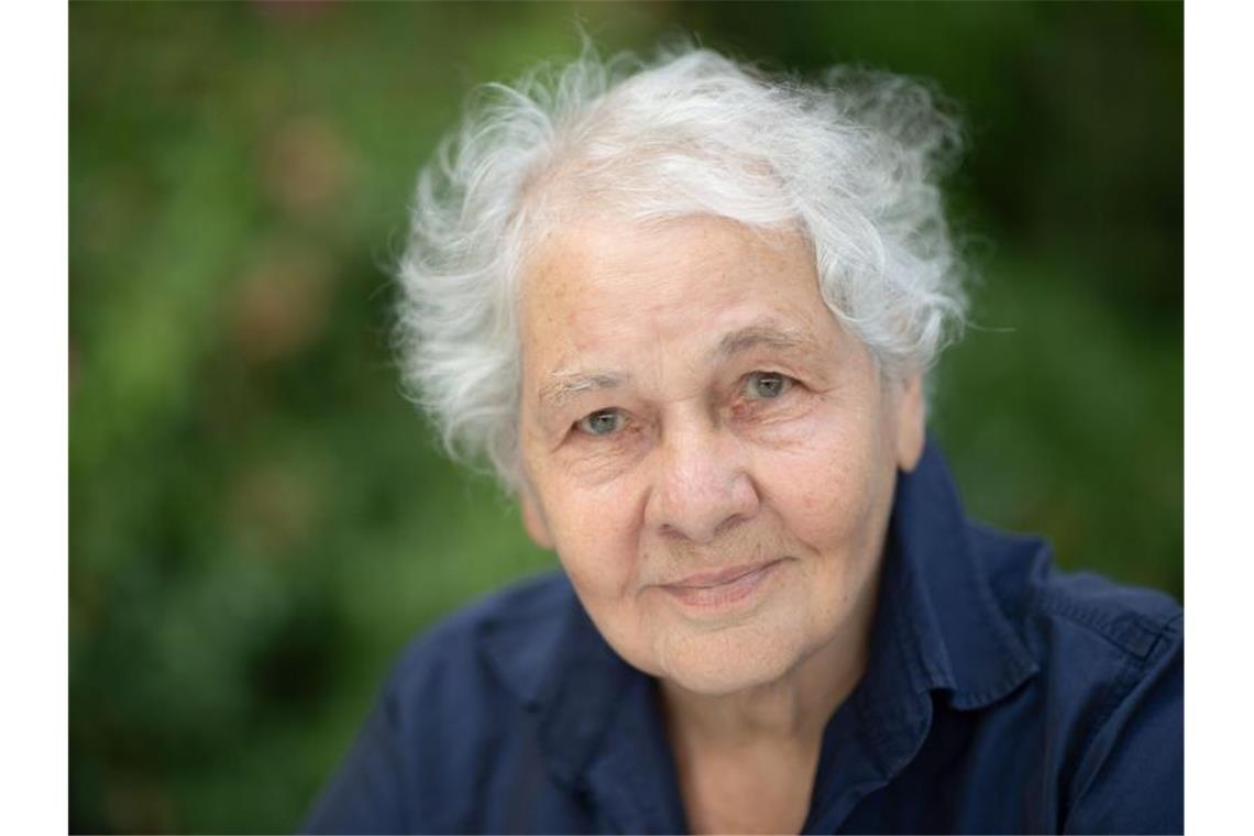 Christiane Nüsslein-Volhard steht vor dem Max-Planck-Institut für Entwicklungsbiologie. Foto: Marijan Murat/dpa/Archivbild