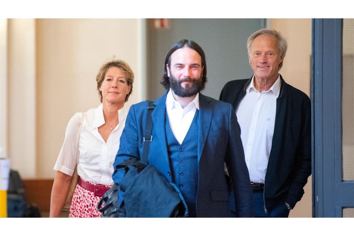 Christina Block (links), deutsche Gastronomin und Unternehmerin, geht im Prozess wegen mutmaßlicher Kindesentführung im Landgericht Hamburg mit Ingo Bott (Mittw), Verteidiger von Block und Gerhard Delling (rechts), Lebensgefährte von Block, in den Saal.