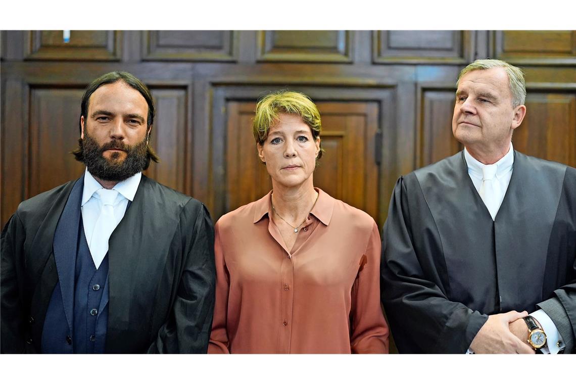 Block-Prozess: Befangenheitsantrag gegen Kammer abgelehnt Christina Block (M), deutsche Gastronomin und Unternehmerin, neben ihren Verteidigern während des Prozesses wegen mutmaßlicher Kindesentführung.