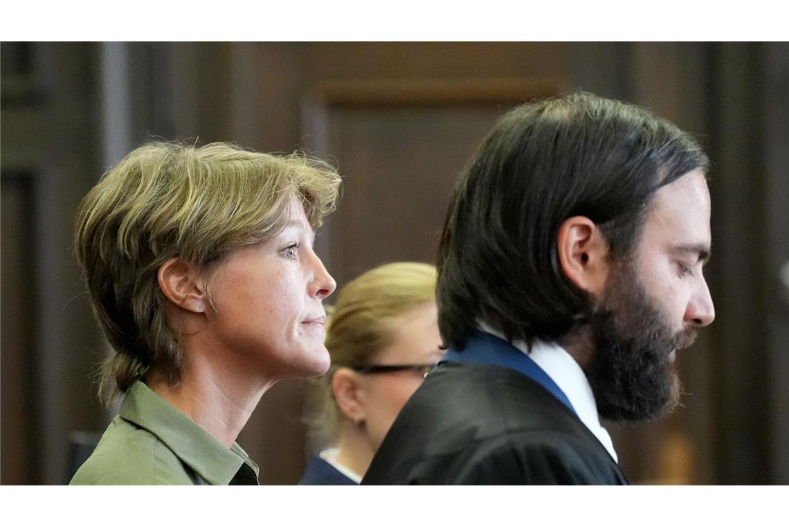 Christina Block neben ihren Verteidigern Paula Wlodarek und Ingo Bott im Gerichtssaal.