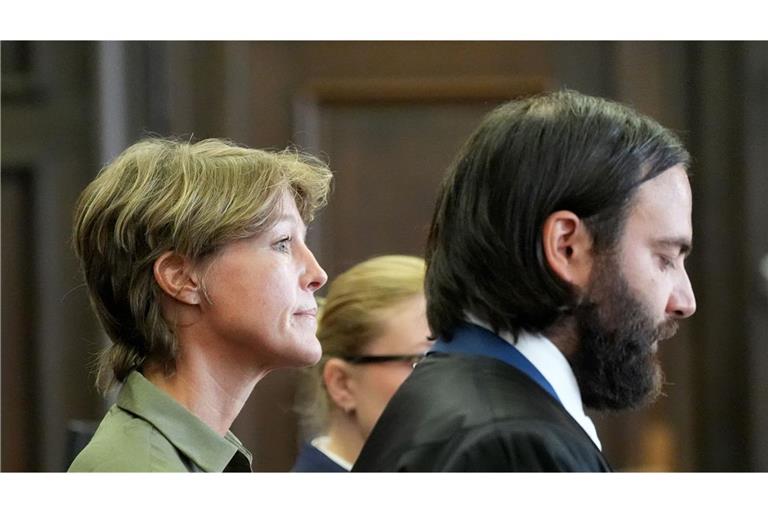 Christina Block neben ihren Verteidigern Paula Wlodarek und Ingo Bott im Gerichtssaal.