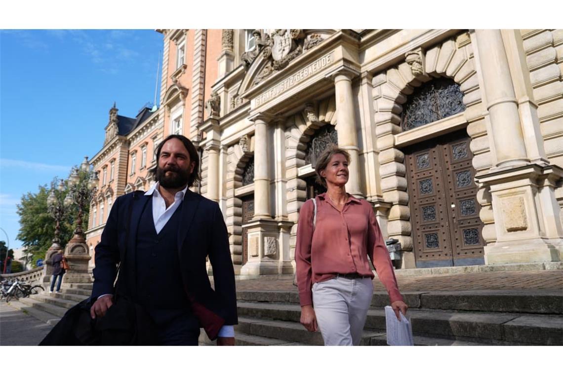 Christina Block (r), deutsche Gastronomin und Unternehmerin, und Anwalt Ingo Bott (l), Verteidiger von Block, verlassen das Strafjustizgebäude nach einem weiteren Verhandlungstag im Prozess wegen mutmaßlicher Kindesentführung im Landgericht Hamburg.