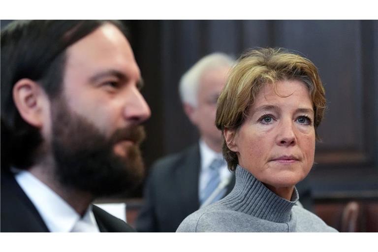 Christina Block sitzt im Gerichtssaal neben ihrem Verteidiger Ingo Bott.