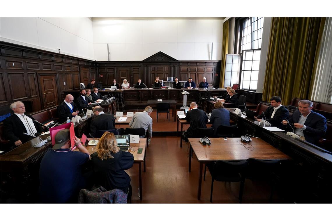 Prozess gegen Block: Anwalt von Ex-Mann darf Fragen stellen Christina Block und ihr Ex-Mann Stephan Hensel sitzen sich im Gerichtssaal gegenüber. (Archivbild)