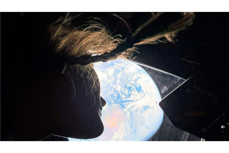 Christina Koch – die erste Frau an Bord einer Mondmission – blickt zurück auf die Erde.
