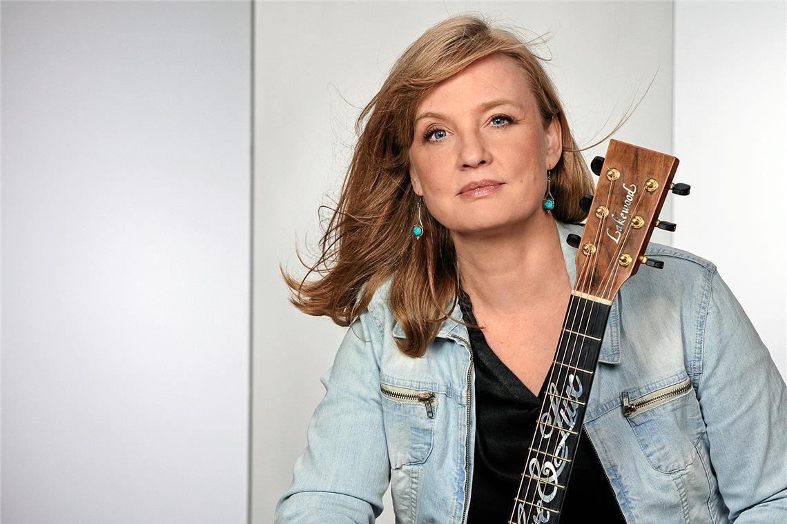 Christina Lux bringt feinsinnige Texte auf Deutsch und Englisch mit. Foto: Manfred Pollert