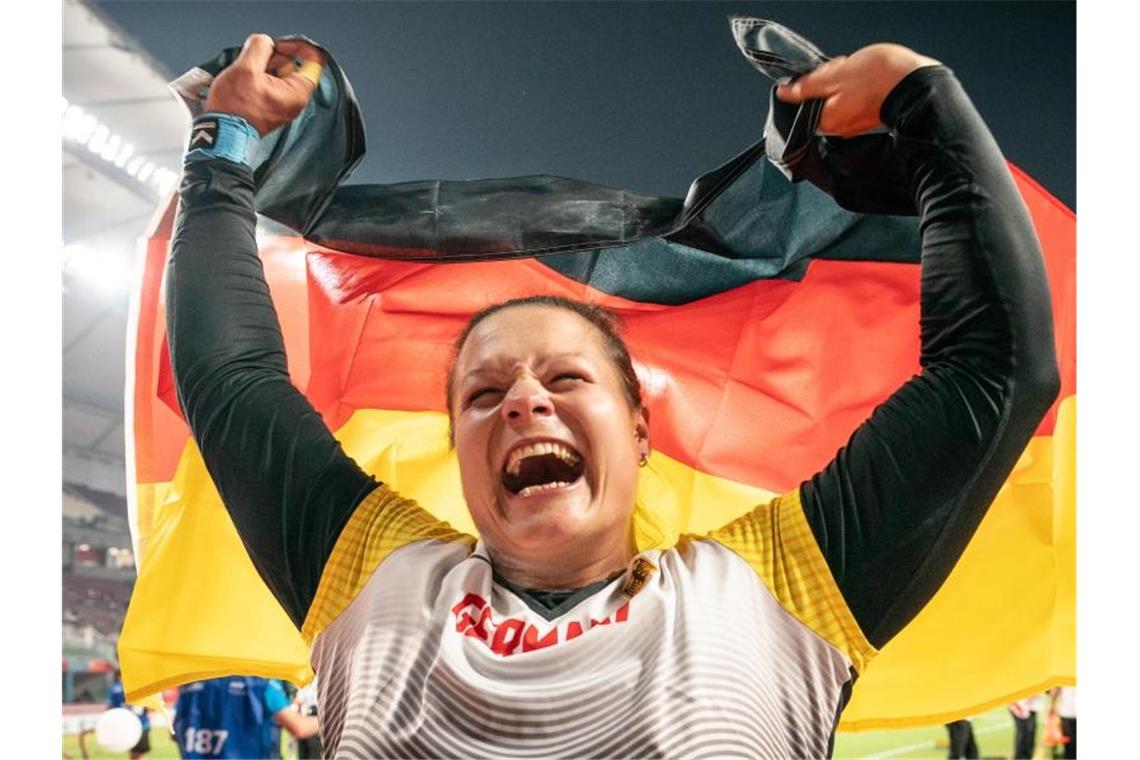 Zwillingsmutter Christina Schwanitz jubelt über WM-Bronze Christina Schwanitz holte Bronze bei der WM in Doha. Foto: Michael Kappeler/dpa