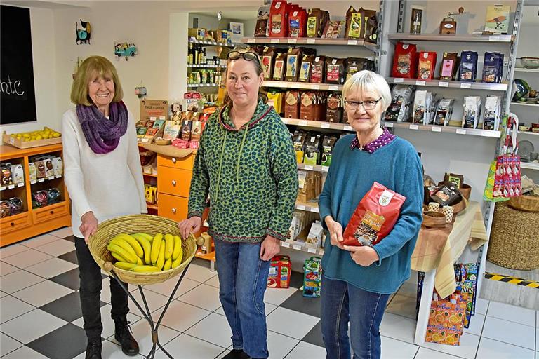 Christine Enßle, Elke Best und Heidi Vonhoff (von links) verkaufen fair gehandelte Lebensmittel im Backnanger Weltladen. Foto: Tobias Sellmaier