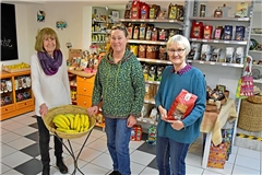 Christine Enßle, Elke Best und Heidi Vonhoff (von links) verkaufen fair gehandelte Lebensmittel im Backnanger Weltladen. Foto: Tobias Sellmaier