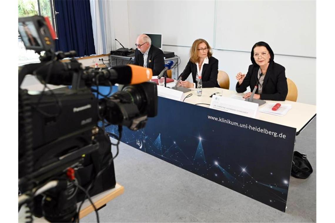 Kommission: Schwere Fehler bei Heidelberger Bluttest-Affäre Christine Hohmann-Dennhardt (r), Kommissionsvorsitzende der Causa „Bluttest/HeiScreen“ des Universitäts Klinikum Heidelberg. Foto: Uli Deck