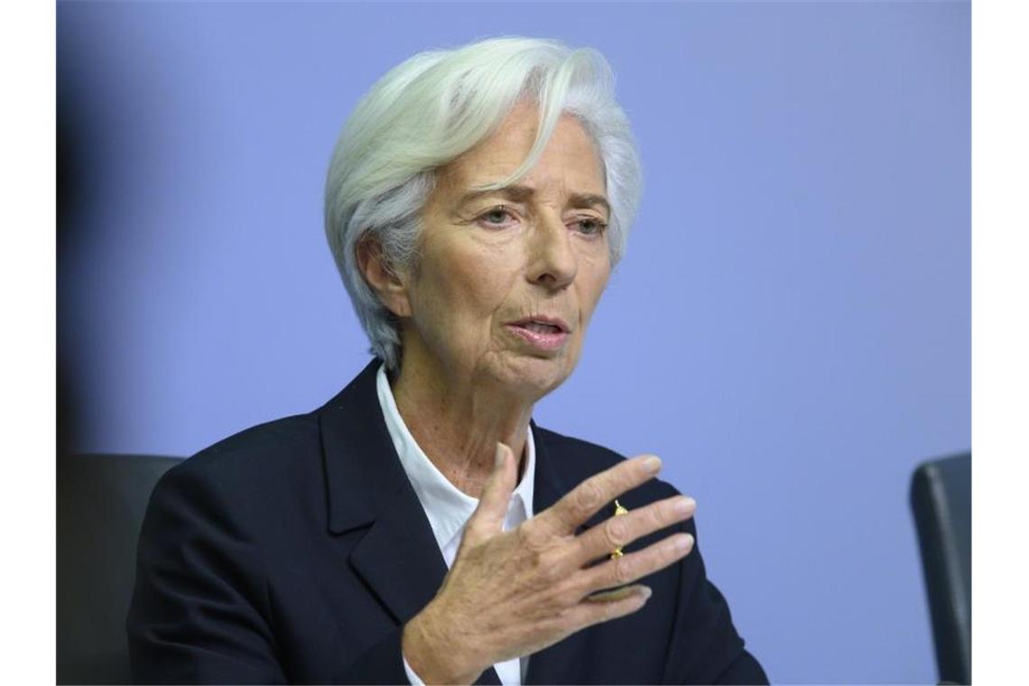 Christine Lagarde, Präsidentin der Europäischen Zentralbank (EZB), spricht auf einer der turnusmäßigen Pressekonferenzen der EZB. Foto: Boris Roessler/dpa