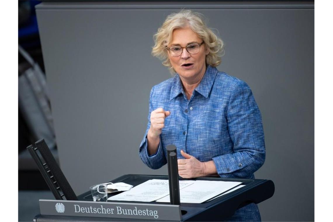Lambrecht: Zurück zum Regelbetrieb in Kitas und Schulen Christine Lambrecht hat nach dem Rücktritt von Franziska Giffey das Familienressort übernommen. Foto: Bernd von Jutrczenka/dpa