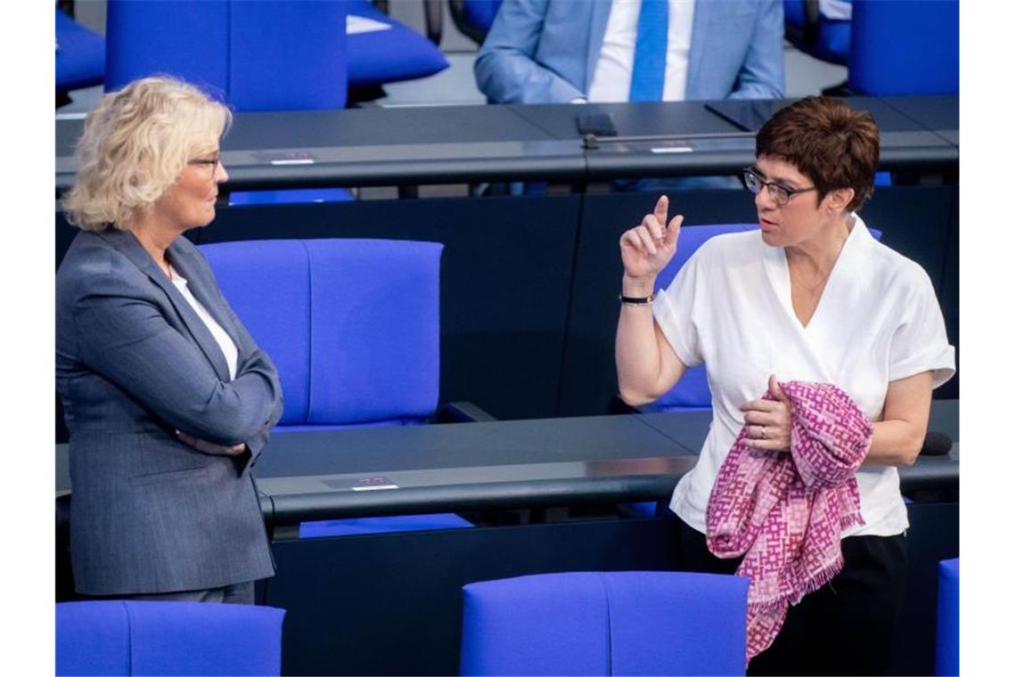 Christine Lambrecht (l, SPD), Bundesministerin der Justiz, und Annegret Kramp-Karrenbauer (CDU), Bundesministerin der Verteidigung und CDU-Bundesvorsitzende, unterhalten sich. Foto: Kay Nietfeld/dpa