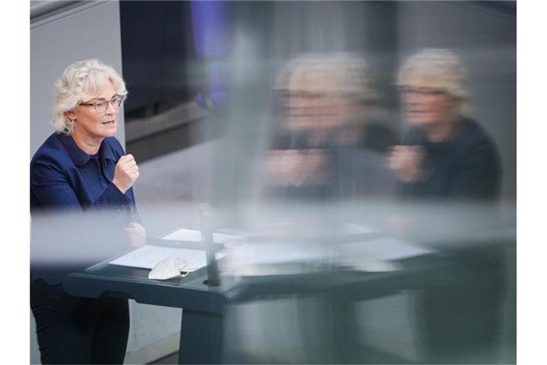 Christine Lambrecht (SPD), Bundesministerin der Verteidigung, spricht in der Haushaltsdebatte im Bundestag. Foto: Kay Nietfeld/dpa