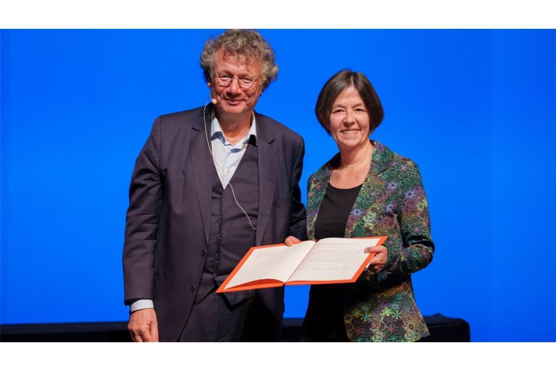 Christine Wunnicke wird mit dem Georg-Büchner-Preis 2026 durch Ingo Schulze, Präsident Deutsche Akademie für Sprache und Dichtung, ausgezeichnet. Der mit 50.000 Euro dotierte Preis zählt zu den wichtigsten literarischen Auszeichnungen im deutschsprachigen Raum.