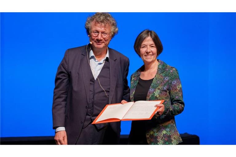 Christine Wunnicke wird mit dem Georg-Büchner-Preis 2026 durch Ingo Schulze, Präsident Deutsche Akademie für Sprache und Dichtung, ausgezeichnet. Der mit 50.000 Euro dotierte Preis zählt zu den wichtigsten literarischen Auszeichnungen im deutschsprachigen Raum.