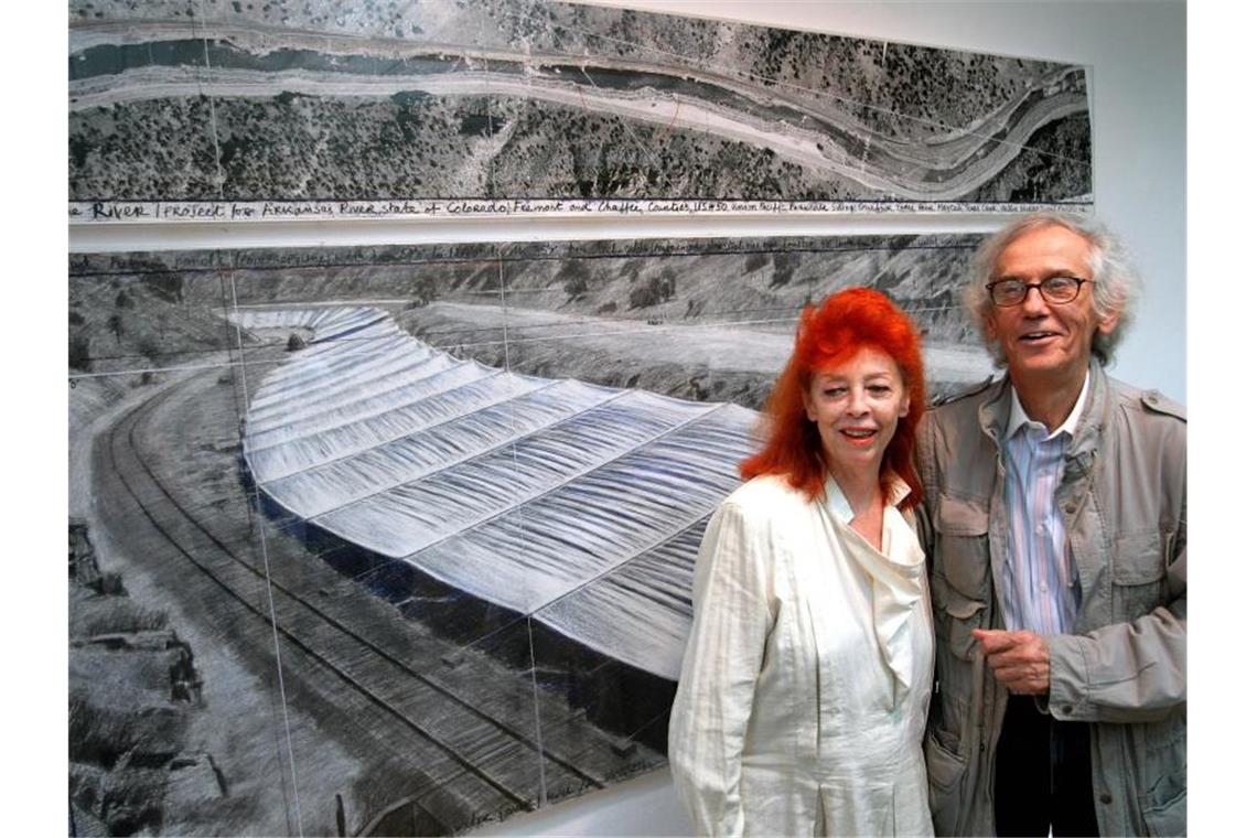 Der Mann, der die Welt verpackte: Christo ist tot Christo und Jeanne-Claude präsentieren in der Rostocker Kunsthalle Entwürfe zu dem Projekt „Over the River“, einer Verhüllung des Flusses Arkansas im US-Bundesstaat Colorado. Foto: picture alliance / Jens Büttner/dpa-Zentralbild/dpa