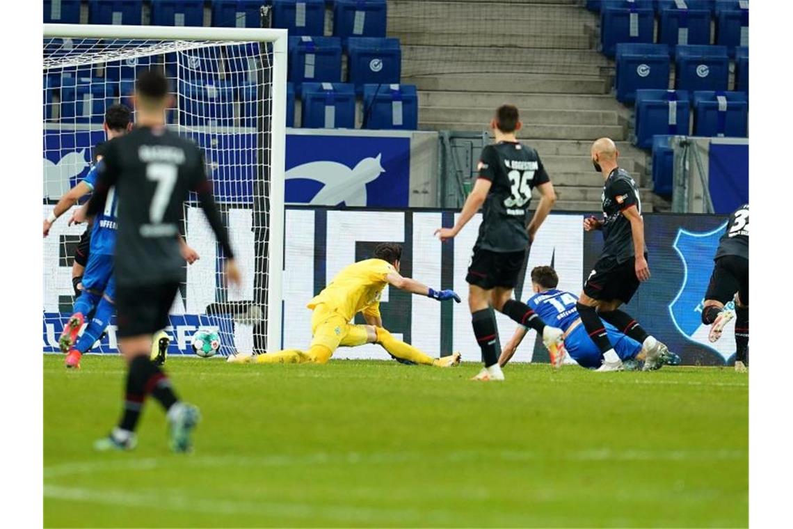 Christoph Baumgartner (3.v.r., am Boden) macht das Tor zum 2:0 für die TSG Hoffenheim. Foto: Uwe Anspach/dpa