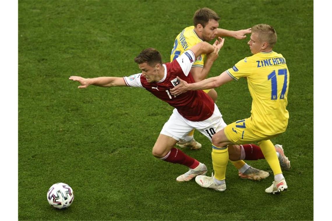 Christoph Baumgartner (l) setzt sich gegen die Ukrainer Alexander Sintschenko (r) und Alexander Karawajew (M)durch. Foto: Mihai Barbu/Pool AFP/AP/dpa