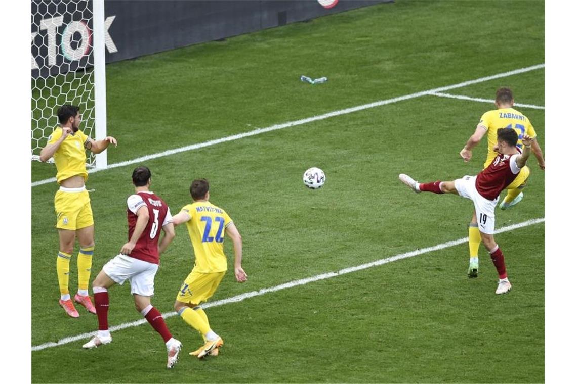 Christoph Baumgartner (r) aus Österreich erzielt das 1:0 für seine Mannschaft. Foto: Mihai Barbu/Pool AFP/AP/dpa