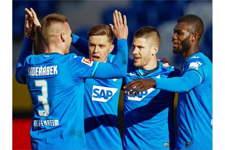 Christoph Baumgartner und seine Mitspieler von TSG 1899 Hoffenheim jubeln über ein Tor. Foto: Uwe Anspach/dpa