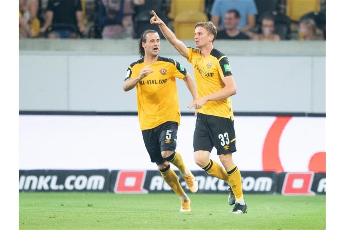 Christoph Daferner (r) brachte Dresden gegen Hannover in Führung. Foto: Sebastian Kahnert/dpa-Zentralbild/dpa