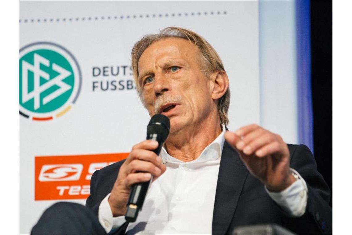 Christoph Daum sitzt auf dem Podium des Internationalen Trainer-Kongresses vom Bund Deutscher Fussball-Lehrer in Dresden. Foto: Oliver Killig/zb/dpa/Archivbild